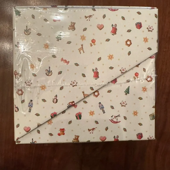 Villeroy & Boch Toy's Delight La Petite Boule Set with Red and Green Accents - Picture 7 of 10